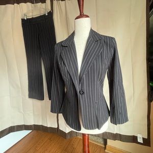 (177-1) BCX women 2 pieces suits. Blazer size S, pants size 1
